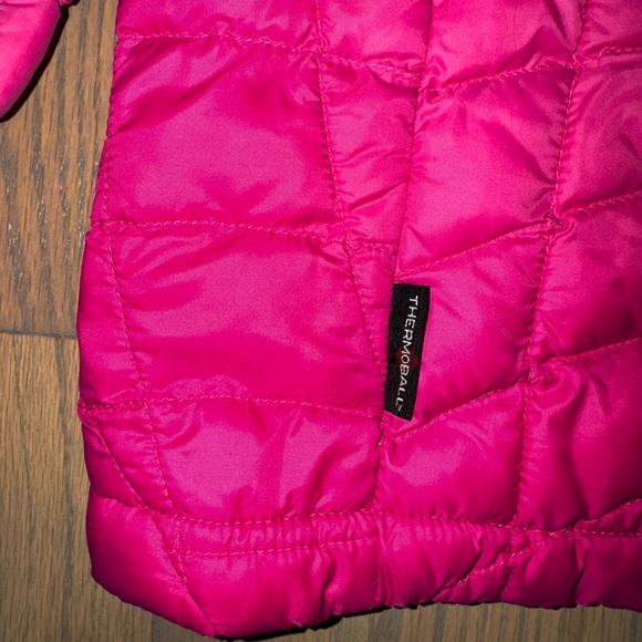 The North Face Girls' Thermoball Jacket - Picture 6 of 10